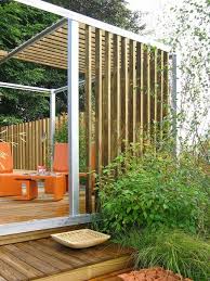 Moderne Gartenlaube Aus Holz In 2020 Gartengestaltung Sitzecke Garten