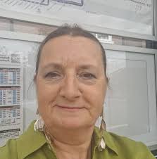 Dopiero mieliście możliwość podziwiać metamorfozę uśmiechu Naszej  Pacjentki, a dzisiaj macie możliwość posłuchać jak nowy uśmiech zmienił jej  życie i dlaczego zdecydowała się na swoje trzecie zęby bez sztucznych  dziąseł 🤫🤩 W