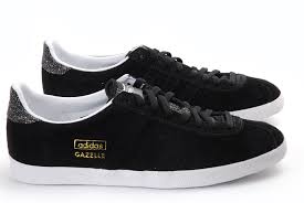 Les mocassins toujours aussi tendance, le mocassin femme a su conserver sa place dans les dressings et ne manquera pas d'être porté à l'apparition des beaux jours et des premiers rayons de soleil. Adidas Gazelle Noir Serpent