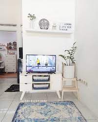 Warna pastel biru muda yang lembut menjadi pemisah visual antara ruang tamu dan area kerja yang berada di satu area. Model Rak Tv Minimalis Rumah Mungil Terbaru Dekor Rumah Ide Ruang Keluarga Desain Interior Ruang Tamu Ide Dekorasi Rumah