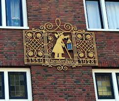 versiering coendershuis aan de grote markt pand waar vroeger boekhandel scholtens whisters zat groningen stad versieringen