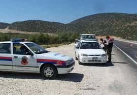 Aracım yolda arıza yaptığı için dışarı çıkma yasağını istemedende olsa çiğnedim. Jandarma Trafik Ekibi Suruculere Turkiye Haritasi Ve Brosur Dagitti