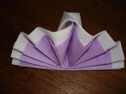 Pliage serviette papier papillon beau pliage de serviette en. Pliage De Serviette Bicolore En Forme D Eventail Diy Dresser La Table