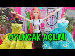 İçinde birbirinden güzel ve çekici elbiseler, takılar, ayakkabılar ve çantalar bulunan barbie pembe gardrop, çocukların hayal dünyalarını oyunlarına aktarmalarına. Barbie Pembe Gardrop Seti Acilimi Turkce Barbie Videolari Barbie Nin Sonsuz Gardrobu Youtube