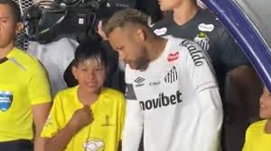 El emotivo gesto de Neymar Jr. con un niño en la cancha de San Lorenzo