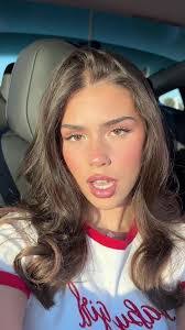 Leah Hammond's Instagram, Twitter & Facebook