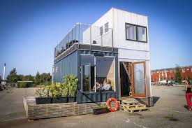 Noch Ein Inspirierendes Bild Mit Einem Zweistockigen Haus Mit Einer Terrasse Treppe Aus Europaletten Und P Container Hauser Container Wohnen Container Wohnung
