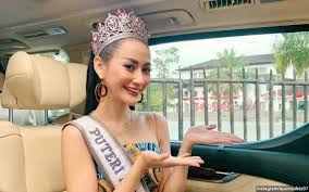 Rr ayu maulida putri menjawab pandangannya tentang makna bahagia. Rr Ayu Maulida Putri Tampilkan 4 Gaun Untuk Miss Universe Ke 69 National Costume Bak Komodo