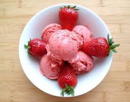 Creme Glacee Au Lait Concentre Et A La Fraise Lait Concentre Creme Glacee Au Lait Creme Glacee