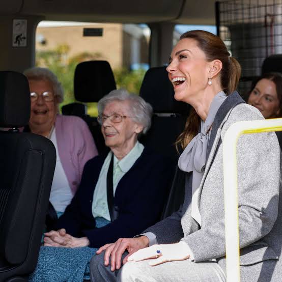 Prinzessin Kate begleitet Senioren im Kleinbus zum Mittagessen