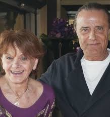 Gianni nazzaro, chanteur et acteur qui avec ses chansons romantiques marquait un trait de la musique pop des années 70, est décédé aujourd'hui à la polyclinique gemelli de rome, des suites d'une tumeur pulmonaire, à l'âge de 72 ans. Q82bqmw2bkxzhm