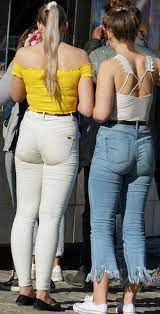Chicas hermosas en el parque con jeans ajustados 