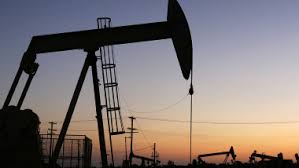 Sunt considerați combustibili artificiali benzina , petrolul lampant , combustibilul pentru aviație , motorina , combustibilul lichid ușor , gazul petrolier lichefiat , păcura , metanolul , combustibilii pentru rachete lichizi. Imperiul Petrolului La Apus È™ase È›Äƒri Din Golf Introduc Tva Digi24