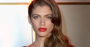 La modelo trans brasileña valentina sampaio ha logrado varios hitos en el mundo de la moda al protagonizar las portadas de revistas importantes. Valentina Sampaio E A Primeira Modelo Trans Contratada Pela Victoria S Secret