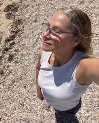 Portrait of American musician Joan Osbourne as she poses backstage,  Chicago, Illinois, December 1, 1995. 📸 Photo by Paul Natkin/Getty Images.  #tbt #throwbackthursday