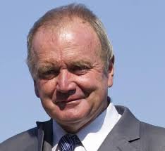 I thought about trying this for a while now, as I've seen some of you ask  for people who know a horse from its racing career to get a bit of info