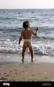 Kleiner Junge nackt nackt nackte spielen oder an einem Strand am Meer in  Griechenland Stockfotografie - Alamy