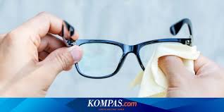 Obat tetes mata madu otem bisa untuk mengurangi gejala mata minus atau plus pada mata. Sebelum Kacamata Ditemukan Bagaimana Orang Dengan Mata Minus Melihat Jauh Halaman All Kompas Com