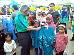 Rumah zakat aceh salurkan beasiswa yatim di bireuen via www.tribunnews.com. Ump Bawa Anak Yatim Asnaf Beli Baju Raya