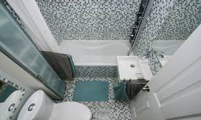Fissando, da parete a parete, un mensolone di legno laccato con funzione di piano d'appoggio. Arredare Un Bagno Piccolo Idee E Soluzioni Salvaspazio Urbanpost