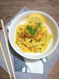 Nouilles De Riz Aux Poulet Lait De Coco Coriandre Et Curcuma Univers De Hayat Nouilles De Riz Riz Au Poulet Recettes De Nouilles Asiatiques