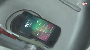 Vous venez de faire tomber votre smartphone dans l'eau ou les toilettes ? Smartphone Tombe Dans L Eau Que Faire Voici Les Gestes Qui Sauvent Youtube