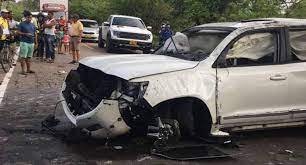 En el lugar donde se presentó el accidente, muchos curiosos aprovecharon para saquear la camioneta de martín elías. Carro En Que Se Accidento El Cantante Martin Elias Fue Desvalijado Tras El Accidente