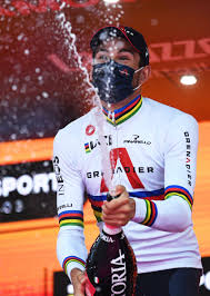 Filippo ganna a torino ha vinto la cronometro di 8,6 chilometri dominando così come aveva fatto nella passata edizione a palermo e vestendo la prima maglia rosa. Zicduf9i5hbvam