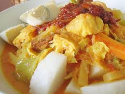 Berbeda dengan lontong sayur jawa yang mengutamakan cita rasa gurih dan asin, maka lontong sayur padang ini lebih terasa pedasnya, namun seperti kita tahu bahwa pedasnya resep masakan padang ini tetap saja nikmat. 16 Resep Lontong Sayur Spesial Dari Berbagai Daerah Rekomended