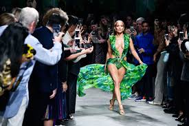 Jennifer lopez just won milan fashion week. Depth Of Field Jennifer Lopez Once Again Enchants In A Viral Versace Dress Wired