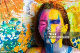 Imagen De Los Amigos Del Arco Iris Cabezas Y Rostros Cubiertos En El  Festival Holi Pintura De Poder En El Pelo Gafas De Sol Y Camisas Blancas  Kurta Dos Hombres Turista Inglés