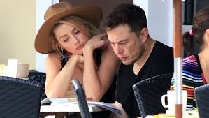 Elon musk is a billionaire who fathered grimes's baby. Hand In Hand Bei Gala Tesla Boss Elon Musk Das Ist Seine Neue Freundin Krone At