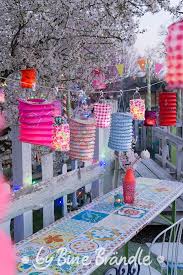 Kleine Papier Lampions Hangen Im Bluhenden Mirabellenbaum Marchenhafte Deko Fur Eine Fruhlingsparty Tisch Biertisch Mit Fototransfertech Lampions Lampion Basteln Und Garten Partydekorationen