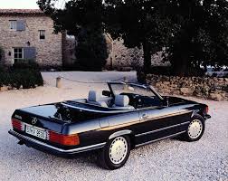 This Car Is The Mercedes R107 Sl This Car Was Popular Because Of Its Convertable Top And Speed It Was Also Pop Voitures Classiques Voiture Mercedes Mercedes