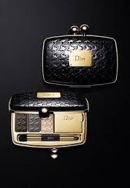 Un Packaging Dit Primaire Qui Combine Originalite Et Beaute Si Objectivement Il Contient Une Palette Cosmetiques De Luxe Maquillage Dior Produit De Maquillage