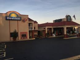 Great place close to graceland as far as the room, as soon as you walk in ,it had a bad smell, we st.ayed three days, they did not. Outdoor View From Elvis Presley Blvd Bild Von Days Inn By Wyndham Memphis At Graceland Tripadvisor