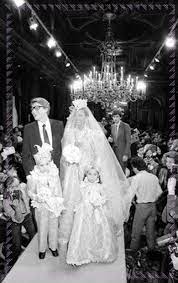 Scegli la consegna gratis per riparmiare di più. Abiti Da Sposa Di Yves Saint Laurent Retrospettiva Illustrata