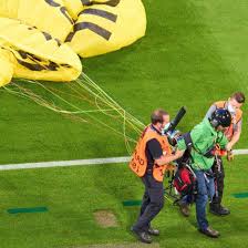 Vor dem anpfiff des ersten gruppenspiels bei der europameisterschaft der deutschen fußballnationalmannschaft gegen frankreich ist ein klimaaktivist von greenpeace mit einem gleitschirm auf dem. Klimaprotest Bei Em Spiel Wer Ist Der Greenpeace Bruchpilot Der In Die Allianz Arena Flog Shz De