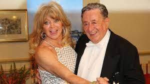Sie hat den bauunternehmer fest im griff. Wiener Opernball 2020 Ornella Muti Begleitet Richard Lugner Stern De