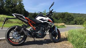 Ktm 125 duke is powered by 124.7 cc engine.this duke 125 engine generates a power of 14.5 ps @ 9250 the kerb weight of duke 125 is 159 kg. Ktm 125 Duke Erster Eindruck Bikerportal24 De
