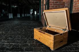 Turnkasten Hardcrafted Hamburg Mobel Aus Turngeraten Turnkasten Industriedesign Mobel Kasten