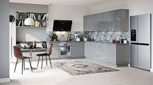 Cuisine en chêne vernis mat, mélaminé noir mat, plans de travail en granit et crédence en verre laqué. Plan De Cuisine En L 8 Exemples Pour Optimiser L Espace Cote Maison