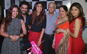 Shilpa shetty is the sister of shamita shetty. Pix Shilpa Shetty Celebrates Sister Shamita S Birthday Rediff Com Movies