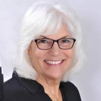 Lisa Gracey's Instagram, Twitter & Facebook