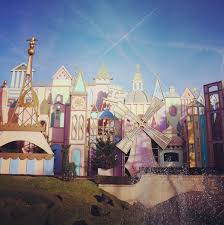 The Small World L Attraction La Maison Des Poupees A Disneyland Paris