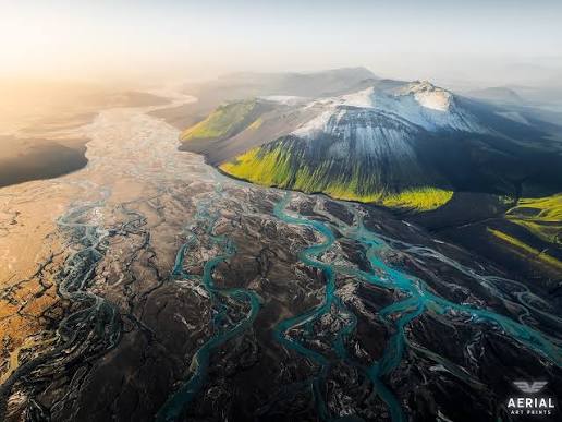 Icelands braided rivers from above! 🌊 A small series we shot while exploring the south coast. Bonus points if you can spot the river that geologically differs from the rest! 🕵️‍♂️
