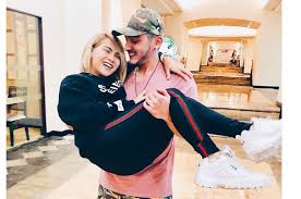 Sebenarnya, jika kamu belajar cara untuk berkomunikasi dengan baik, banyak masalah dapat diselesaikan. Evelin Anjani Ternyata Sudah Dekat Dengan Keluarga Isa Khan Aktor Tampan Asal Malaysia Adik Miller Khan Semua Halaman Nakita