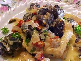 Supremes De Poulet Sauce Cremeuse Sur Saute De Poivron Et Champignons Recette Escargot Escargot Plat