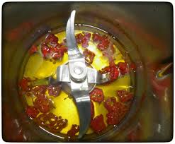 Öle und wachs in ein feuerfestes glas geben und im wasserbad langsam erwärmen, bis alle wachse geschmolzen sind. Chili Schmerz Salbe Bei Muskelschmerzen Oder Verspannungen Wiewowasistgut Com