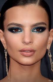 Glam Blue Makeup From Emrata On Instagram The Beautiful Emily Ratajkowski For The Emmys Maquillaje Con Delineador Sombras De Ojos Celebridades Sin Maquillaje